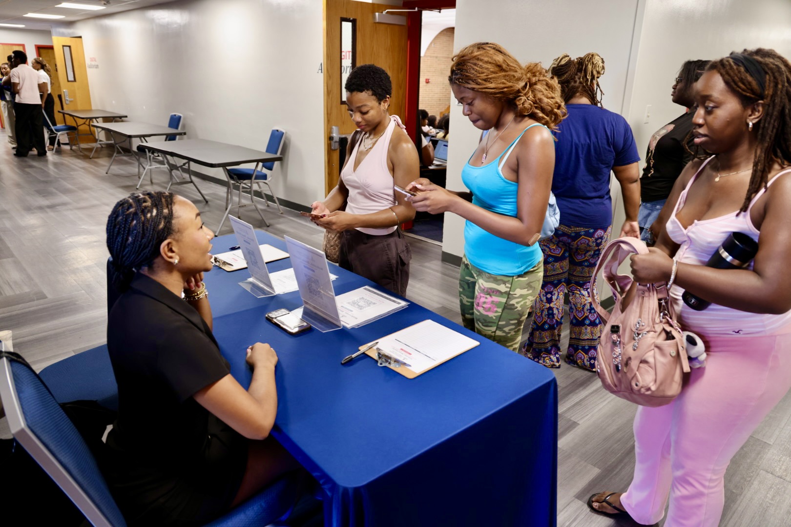 Second-year MFA painting student Kendall Robinson welcomes new students to the orientation. Photo by Chad Eric Smith.