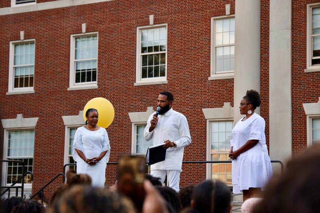 Anthony Anderson with Chair Omiyẹmi Green (left) and Dean Raquel Monroe (right) onstage.