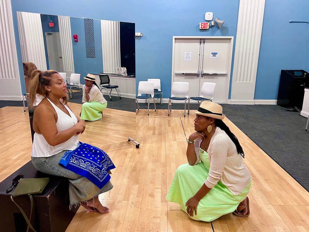 Tashi Mhoon-Cooper receives guidance from Professor Nikkole Salter.